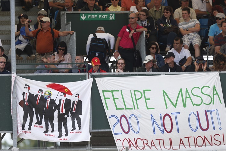 Die Fans gratulieren Felipe Massa zum 200. Rennen
