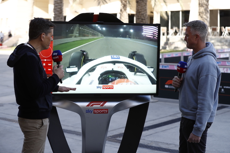 Sascha Roos und Ralf Schumacher analysieren eine Runde von Kevin Magnussen