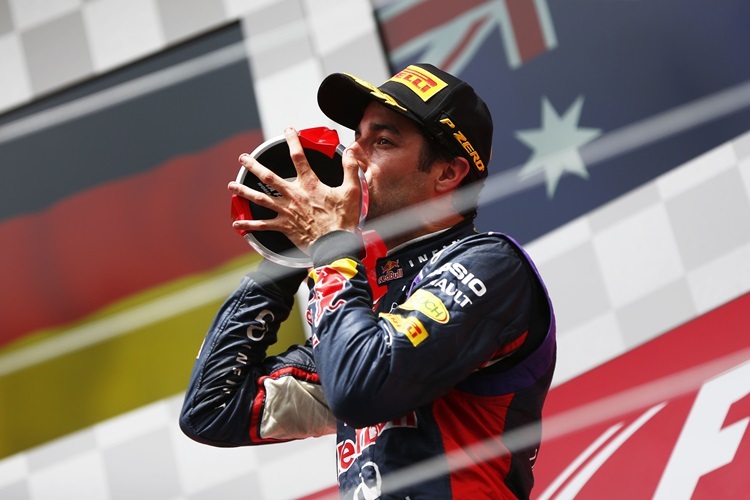 Daniel Ricciardo - Ein Kuss für den ersten Siegerpokal