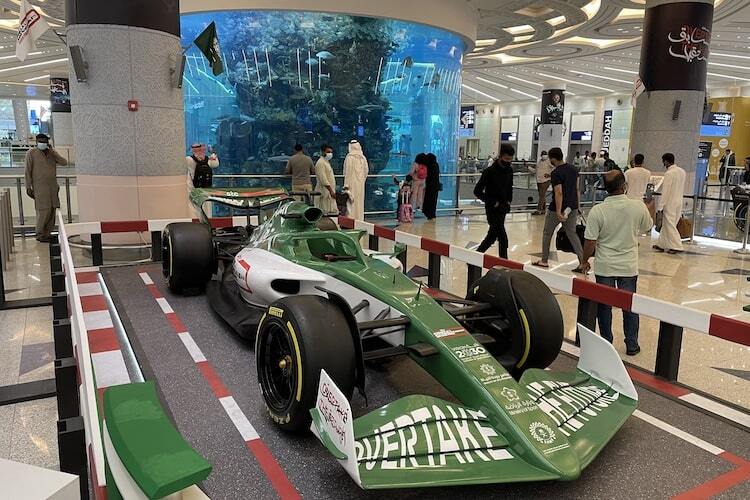 Flughafen Dschidda: Formel-1-Rennwagen und Aquarium