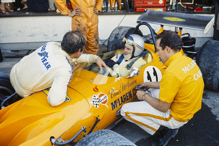 Bruce McLaren im seinem Eigenbau, links Denny Hulme