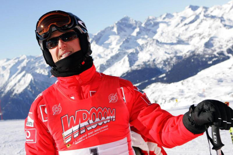 Michael Schumacher bei einer früheren Skiveranstaltung mit Ferrari