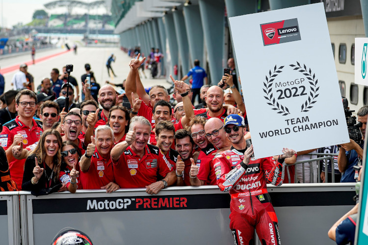 Ducati Lenovo jubelt über den Team-Titel: Ciabatti rechts von Tardozzi in der ersten Reihe