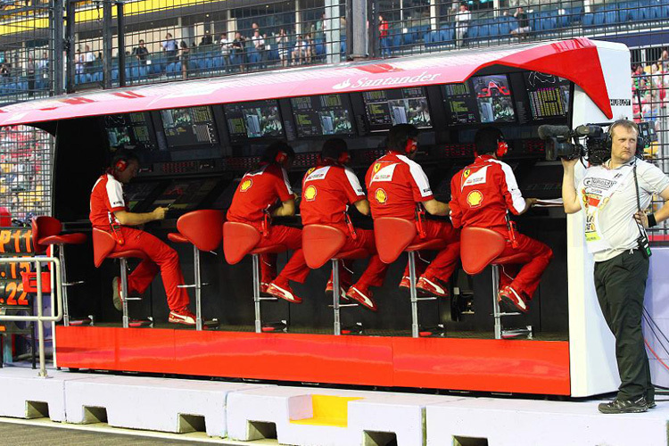 Munteres Sesselrücken bei Ferrari