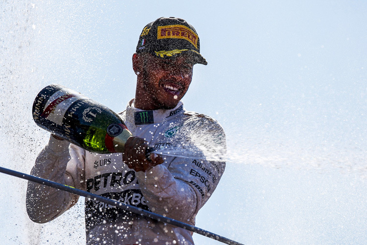 Lewis Hamilton behält seinen Sieg