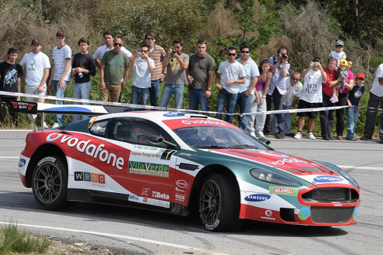 Ungewöhnlich: Ein Aston Martin auf Rallye-Pisten