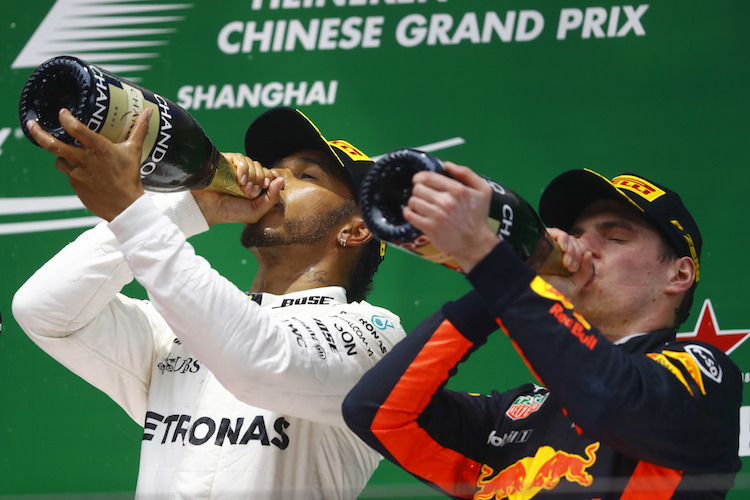 Lewis Hamilton und Max Verstappen vor einem Jahr in China