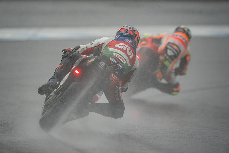 Am Ende wurde der Regen immer stärker: Stefan Bradl hinter Joan Mir