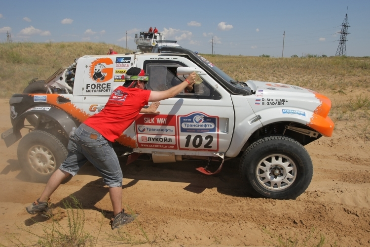 Boris Gadasin gewinnt die Silk Way Rallye 2012.