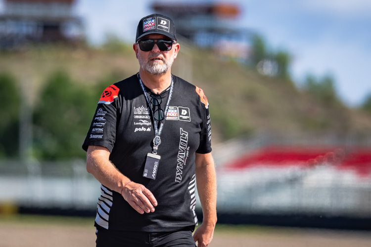 Gonzalez-Teamboss-Keckeisen-Haben-Titel-in-der-Hand