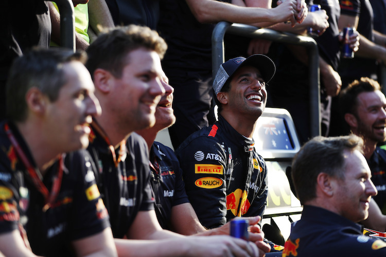 Freude herrscht: Daniel Ricciardo sorgte für strahlende Gesichter in der Red Bull Racing-Mannschaft