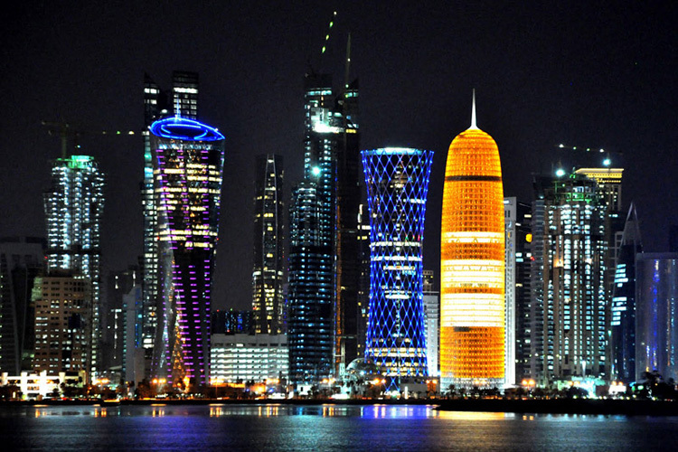 Die nächtliche Skyline von Doha