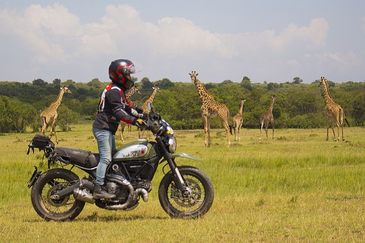 Alicia Sornosa auf ihrer Ducati Scrambler on the Road in Kenya