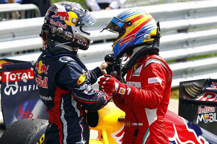 Sebastian Vettel gratuliert dem Sieger Fernando Alonso