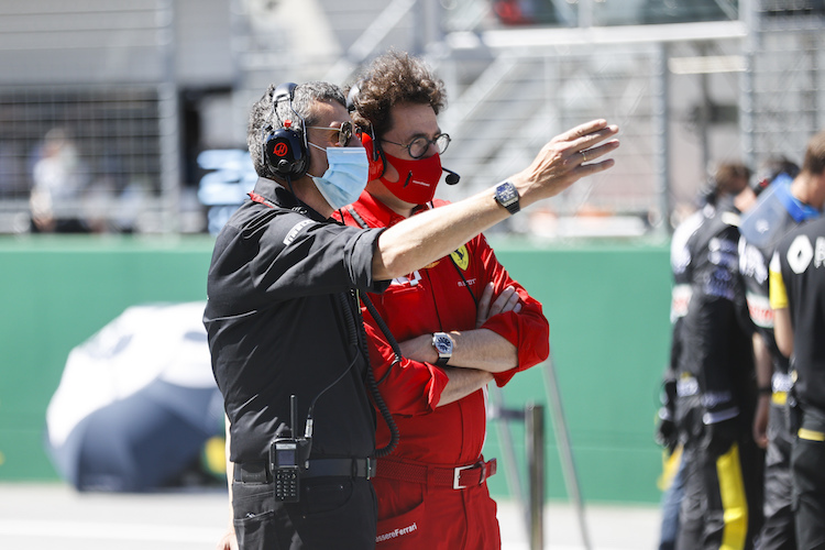 Haas-Teamchef Günther Steiner mit Ferrari-Teamchef Mattia Binotto