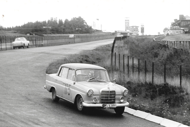 Mercedes mit Lenkradknauf: Hennerici 1963 bei einer Langstrecken-Prüfung am Ring