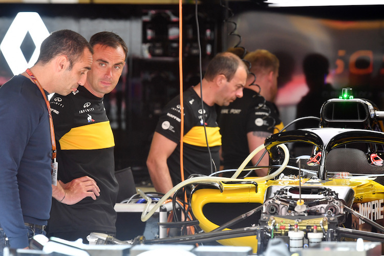 Renault-Teamchef Cyril Abiteboul (ganz links): Sorgenvoller Blick auf die Technik
