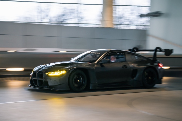 Torsten Schubert am Steuer des neuen BMW M4 GT3