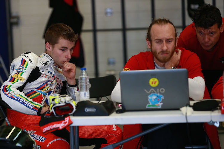 Jules Cluzel arbeitete mit seinem Team beim Jerez-Test intensiv an der MV Agusta F3