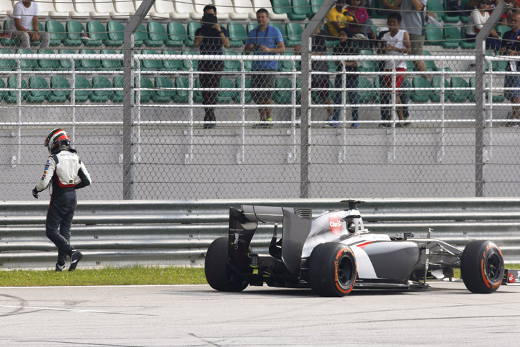 Frust pur: Adrian Sutil musste seinen Sauber eingangs der Start-Ziel-Geraden abstellen