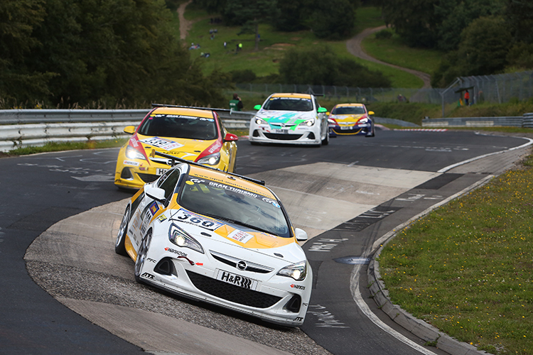 Die Opel Astra OPC Cup Meute im Streckenabschnitt Karussell 