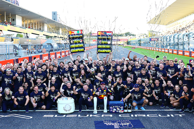 Red Bull Racing feiert in Japan den Sieg im Konstrukteurs-Pokal