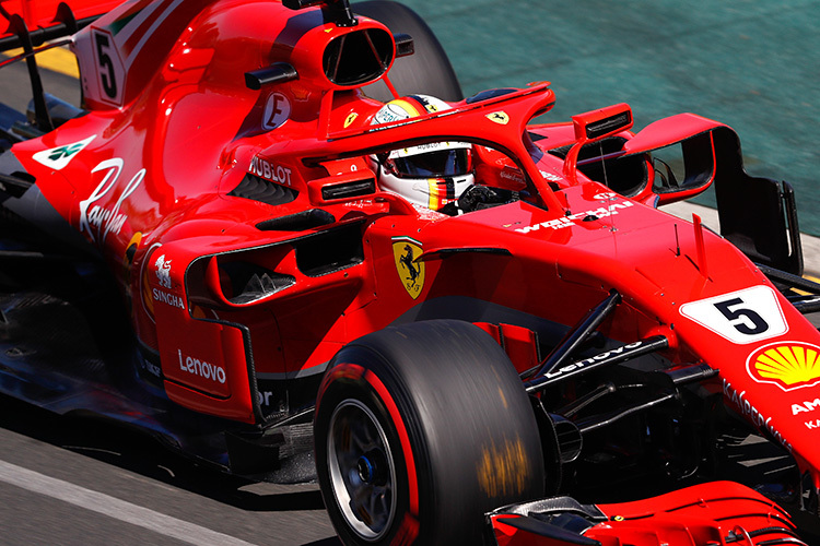 Der Ferrari mit Singha-Werbung am seitlichen Luftleit-Element