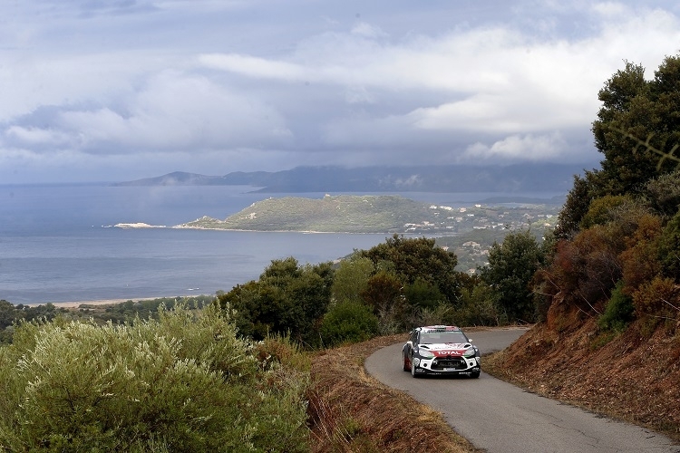 Ein typisches Foto von der Rallye Korsika mit Kris Meeke