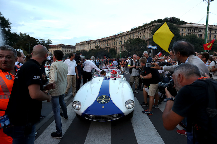 Im vergangenen Jahr begeisterten die GP-Stars die Fans in Mailand mit einer Fahrerparade