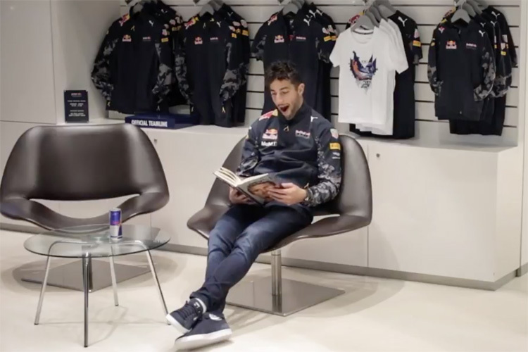Daniel Ricciardo bei der Lektüre von David Coulthards Buch