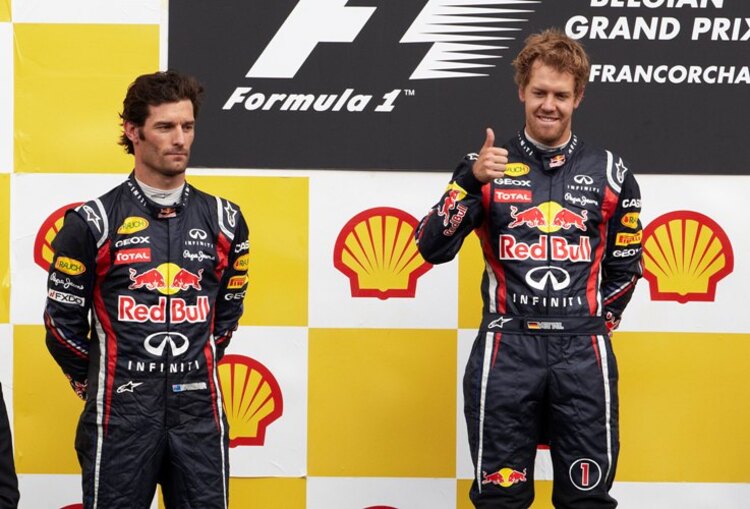 Siegerpose bei Vettel, die Freude von Webber hält sich in Grenzen