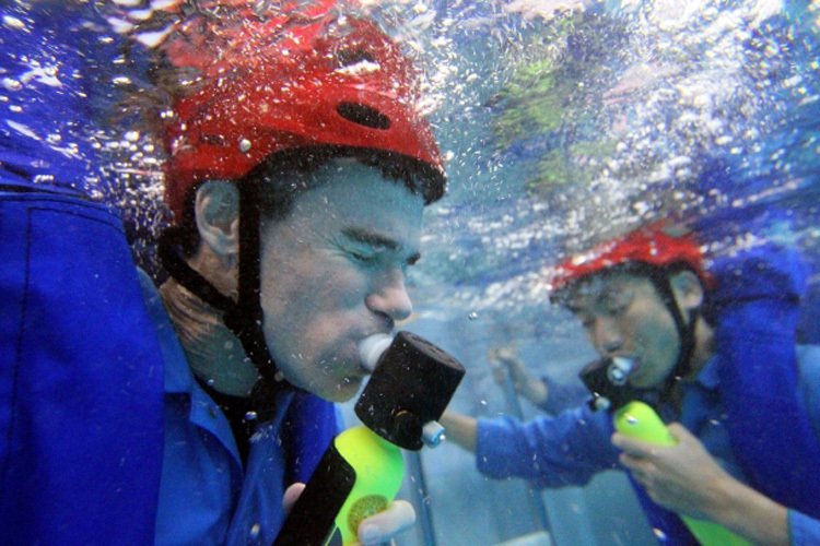 Matt Hall und Yoshi Muroya während des Trainings unter Wasser