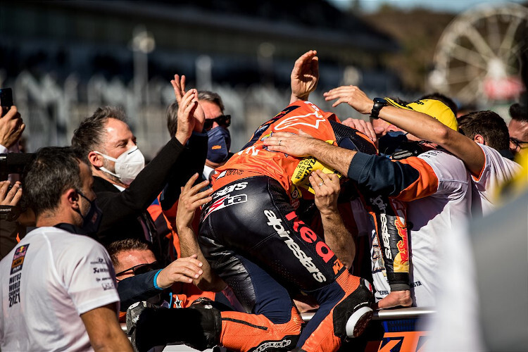 Portimão im November 2021: Die KTM-Spitze bejubelt Acostas Moto2-Titelgewinn