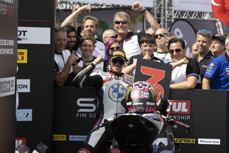 Scott Redding jubelt über Platz 3, im Hintergrund feiert Dr. Markus Schramm mit