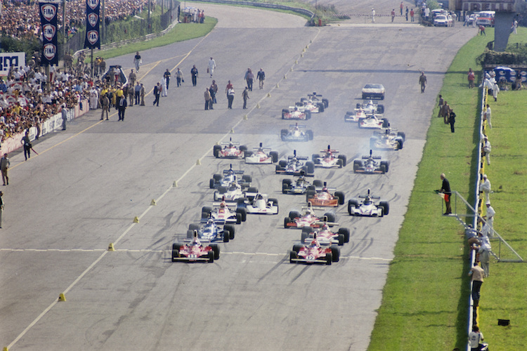 Start zum Italien-GP 1975, vorne die Ferrari-Fahrer Clay Regazzoni und Niki Lauda