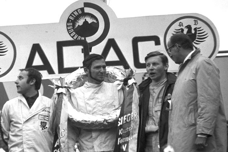 VW-Vorstand Dr. Hahn (rechts) mit dem FV-Siegertrio Riedl, Scott und Huber nach dem Eifelrennen 1966 