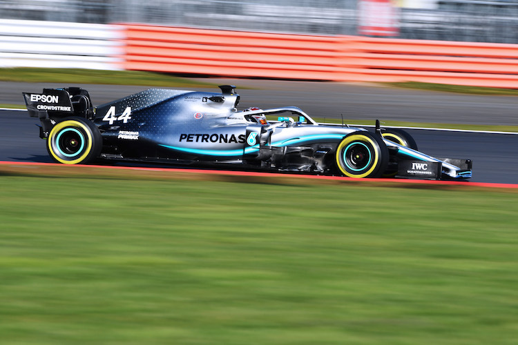Der neue Mercedes W10 auf der Bahn, hier mit Lewis Hamilton
