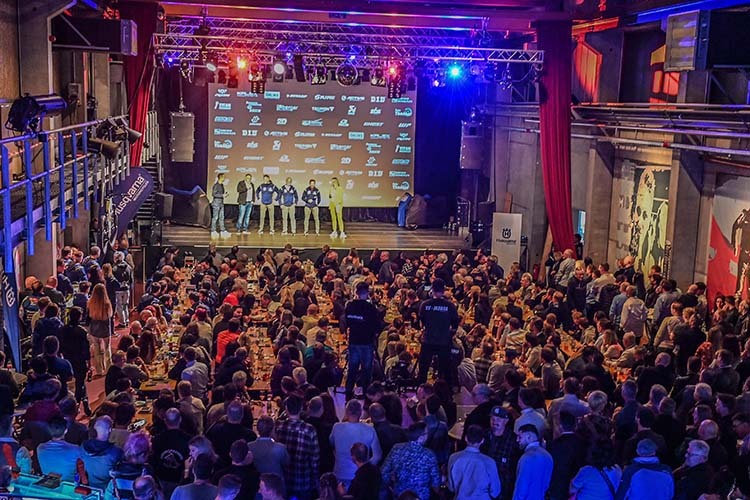 Mehr als 500 Gäste drängten sich vor der Bühne im «Kaminwerk» in Memmingen