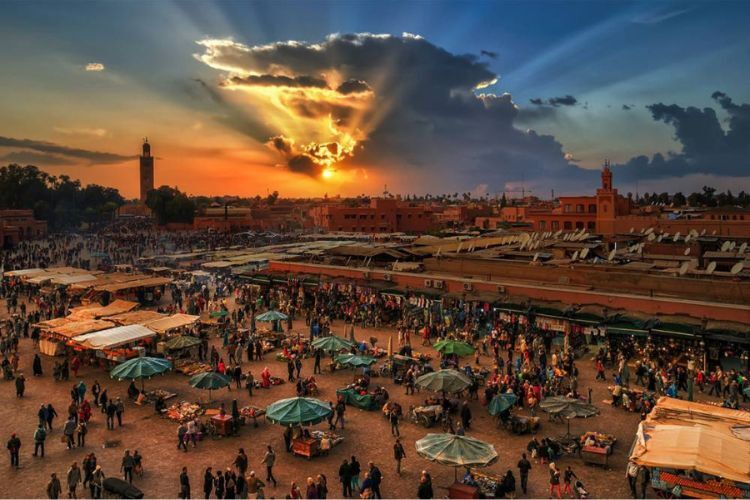 Der Start in der Millionenmetropole Marrakesch generiert eine besondere Atmosphäre