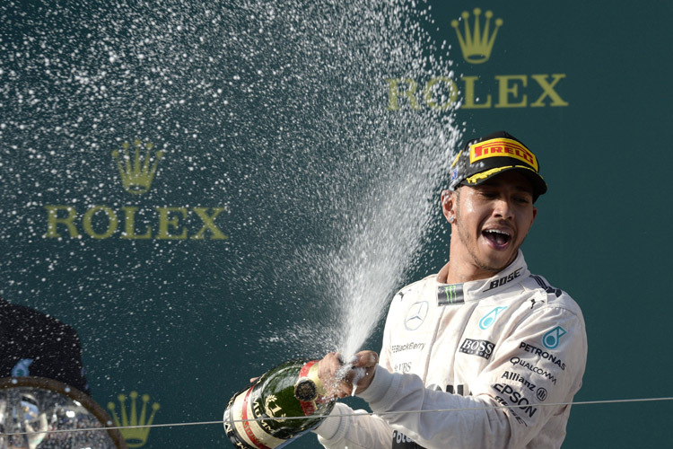 In Champagner-Laune: Lewis Hamilton soll seinen Vertrag mit Mercedes verlängert haben
