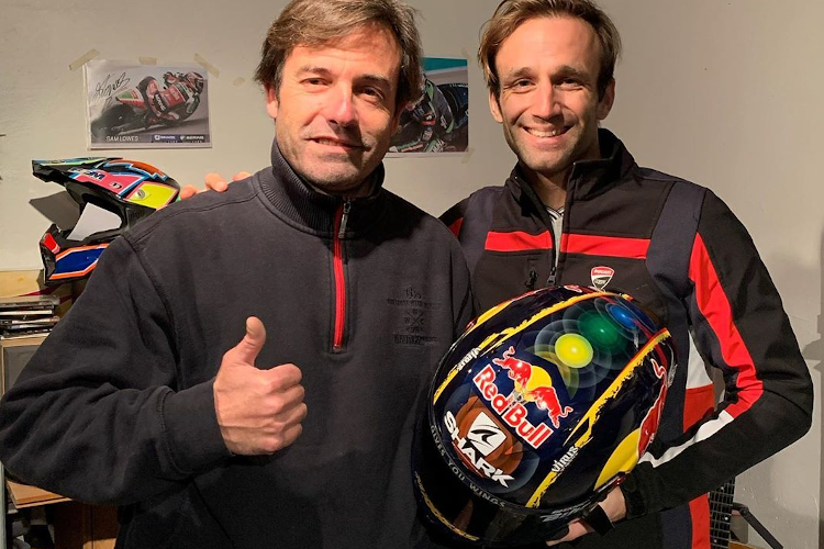 Johann Zarco (rechts) präsentiert seinen neuen Helm 