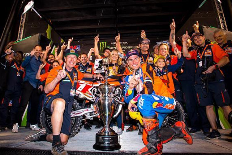 Ryan Dungey feiert mit dem KTM-Team den dritten Supercross-WM-Titel für die Mattighofener in Folge