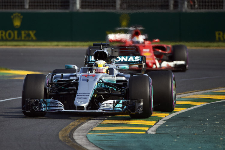 Lewis Hamilton vor Sebastian Vettel in Australien