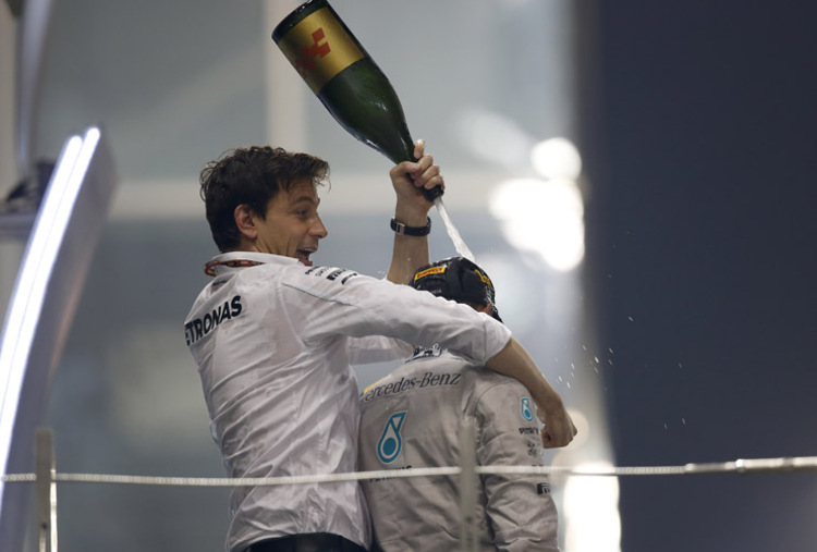 Toto Wolff feierte seinen Schützling Lewis Hamilton auf dem Podest von Abu Dhabi 