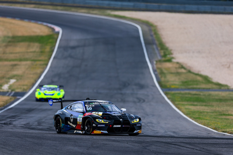  Populärer Pilot am Steuer des FK Performance Motorsport BMW M4 GT3: Bruno Spengler steuert das Fahrzeug mit dem Youngster Maxime Oosten