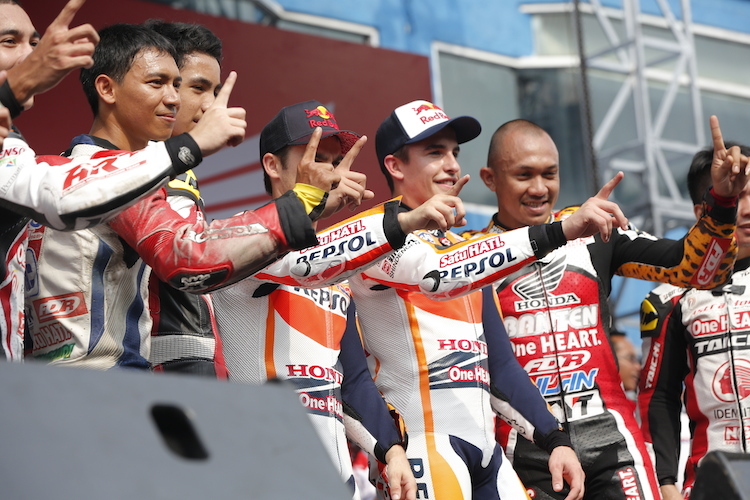 Marc Marquez und Dani Pedrosa mit einigen Rennfahrern aus Indonesien