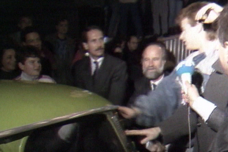 BMW-PR-Männer Gaul und unser Kolumnist schieben 1989 streikenden Trabi Richtung Westberlin