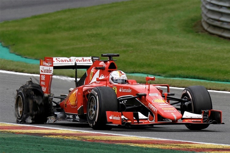 Sebastian Vettel mit kaputtem Reifen in Belgien 2015