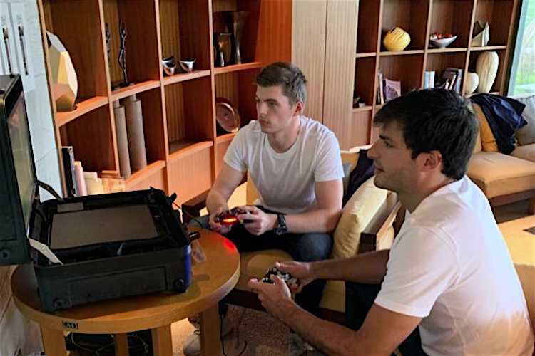 Max Verstappen und Carlos Sainz vertreiben sich die Zeit mit FIFA
