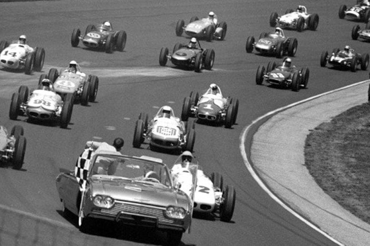 Ganz rechts hinten: Jack Brabham im winzigen Cooper 1961